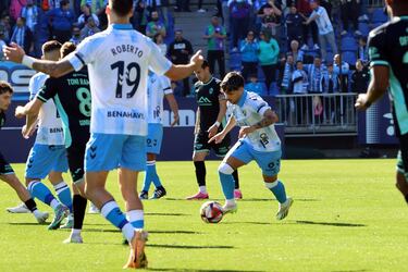 El Málaga despacha con autoridad a un inocente Atlético Baleares