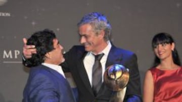 Mourinho recibe su trofeo de entrenador del a&ntilde;o de manos de Maradona durante la Conferencia de Dubai.