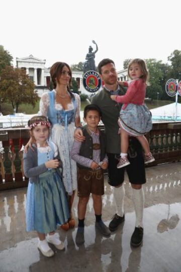 Xabi Alonso y su familia.