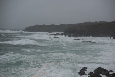 Playa de Montalbo y punta Faxilda con oleaje en Sanxenxo, Pontevedra.  