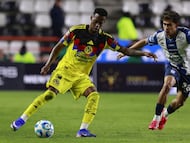 AME6589. PACHUCA (MÉXICO), 18/01/2026.- Elias Montiel de Pachuca (d) disputa el balón con Cristian Alexis Borja de America (i) este domingo, durante el partido del torneo Clausura 2026 de la Liga MX entre Pachuca y América en el estadio Hidalgo de la ciudad de Pachuca, Hidalgo (México). EFE /David Martínez Pelcastre