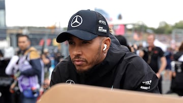 Hamilton durante el drivers parade del GP de Hungría en Hungaroring.