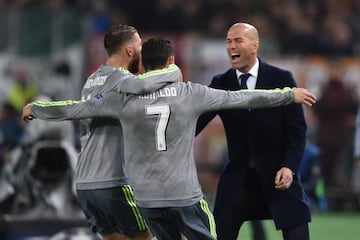 Ramos y Cristiano Ronaldo celebran con Zidane uno de los goles del Real Madrid en el Ol&iacute;mpico de Roma.