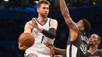 Andrea Bargnani ante Udonis Haslem.