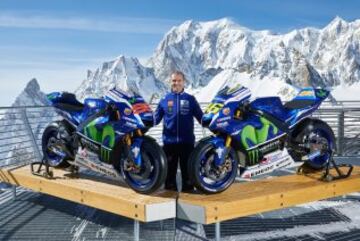 Sesi¨®n de fotos de la Yamaha YZR-M1s de Jorge Lorenzo y Valentino Rossi en Punta Helbronner con el Mont Blanc (4,810 m) de fondo.
