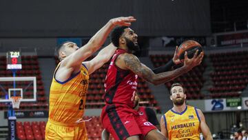 DJ Seeley lanza ante la defensa de Burjanadze durante el Casademont Zaragoza - Herbalife Gran Canaria.