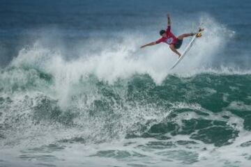 El surfista brasileño Yago Dora durante el campeonato Oi Rio Pro 2017 en la playa de Itauna en Saquarema, Brasil.