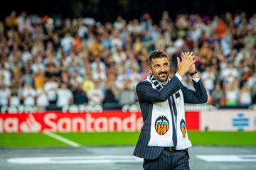 David Villa en el palco VIP con la presidenta del Valencia Layhoon Chan.