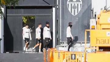 Los jugadores del Valencia a su entrada al entrenamiento.