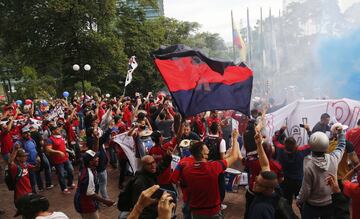 Hinchas del DIM se reunieron a las afueras de las oficinas del club para protestar ante la dirigencia