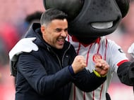 GIRONA, 14/03/2026.- El entrenador del Girona, Míchel, celebra la victoria tras el partido de liga entre el Girona y el Athletic celebrado este sábado en el estadio Montilivi en Girona. EFE/ Siu Wu