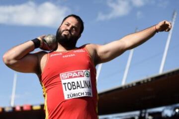 El atleta español Carlos Tobalina compite en la fase de clasificación de lanzamiento de peso masculino durante la primera jornada de celebración del Campeonato Europeo de Atletismo en el estadio Letzigrund (Suiza).