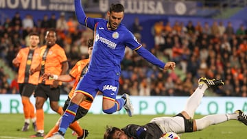 GETAFE, 28/10/2025.- El delantero del Getafe Juanmi (i) disputa un balón con el guardameta del Valdemoro Busy (d) durante el partido de la primera ronda de la Copa del Rey que disputan el CF Inter de Valdemoro y el Getafe CF, en el Coliseum de Getafe. EFE/Víctor Lerena