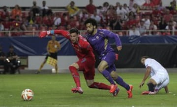 Fiorentina sufrió en su visita a Sevilla, en la Europa League.