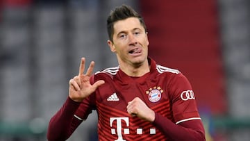 Soccer Football - Champions League - Round of 16 Second Leg - Bayern Munich v FC Salzburg - Allianz Arena, Munich, Germany - March 8, 2022 Bayern Munich's Robert Lewandowski celebrates scoring their third goal to complete his hat-trick REUTERS/Andrea