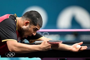 Tenis de mesa. El estadounidense Kanak Jha se prepara para sacar al moldavo Vladislav Ursu durante el encuentro de individuales de la fase de grupos celebrado en el South Paris Arena.