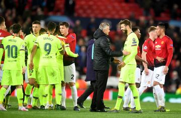 Ole Gunnar Solskjaer y Gerard Piqu¨¦ tras terminar el partido.
