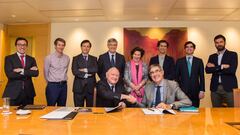Alberto L&oacute;pez Rib&eacute;, Presidente de la FBC y Jordi Bertomeu, Presidente y CEO de Euroleague Basketball, durante la firma del acuerdo.