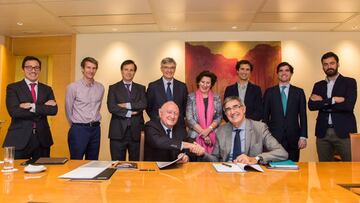 Alberto López Ribé, Presidente de la FBC y Jordi Bertomeu, Presidente y CEO de Euroleague Basketball, durante la firma del acuerdo.