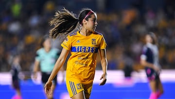 Greta Espinoza en un partido con los Tigres Femenil.