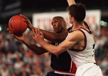 Derrick Coleman (Alabama, 1967) tuvo la opción de ser el mejor ala-pívot de siempre en la NBA, pero las lesiones y sus problemas tanto con el alcohol como con la ley truncaron su destino. Coleman llegó a la Liga como uno del draft en 1990 a New Jersey Nets y fue coronado mejor rookie de la temporada en su estreno. Sus medias en la Gran Manzana (19,9 puntos y 9,3 rebotes) le colocaron en el debate de quién era el mejor ‘cuatro’ de la Liga, en pugna directa con Karl Malone y Charle Barkley. Luego llegaría el tormento de las lesiones: pasó de disputar 69,6 partidos por temporadas en sus cinco años con los Nets (348 en total) a tan solo 43,4 en las siguientes diez en Sixers (283 en 6), Hornets (145 en 3) y Nuggets (5 en 1, la última). Desde 1994 a 2002 fue arrestado en siete ocasiones por la policía. Su único oro con Estados Unidos fue el de Canadá de 1994.