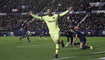 Levante-Barcelona (0-5).
El Barcelona goleó con otro hat-trick del argentino, un gol de Suárez y otro de Piqué pese a sufrir con tres centrales y por el empuje del Levante. Cabaco fue expulsado.