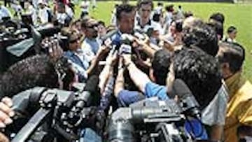 <b>VUELVEN A ESTAR VIVOS</B>. Valdano expresó ayer su satisfacción por el empate de los donostiarras que vuelve a meter de lleno al Real Madrid en la lucha por la Liga.