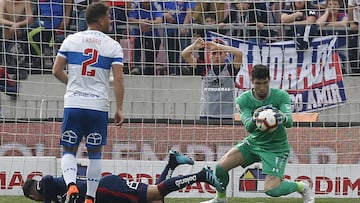 Futbol, Universidad de Chile vs Universidad Catlica. Quinta fecha, segunda vuelta Campeonato 2019. El jugador de Universidad Catlica. Matias Dituro, controla el baln, durante el partido de primera division realizado en el estadio Nacional de Santiago, Chile. 25/08/2019 Ramon Monroy/Photosport Football, Universidad de Chile vs Universidad Catolica. Fifth date, second round Championship 2019. Universidad Catlica.'s player Matias Dituro, control the ball, during the first division football match held at Nacional stadium in Santiago, Chile. 25/08/2019 Ramon Monroy/Photosport