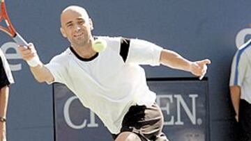 <b>EL ARMA SECRETA. </b>En esa derecha y esa calva vive el último as legendario de Estados Unidos: Andre Agassi, ganador de la Davis en 1990 y 1992.