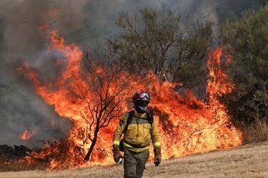 Un bombero cambia de posición durante las operaciones para combatir un incendio forestal en el pueblo de Parafita, Galicia, España, el 12 de agosto de 2025. España acumula en 2025 casi dos de cada cinco hectáreas quemadas en la Unión Europea, con un total de 393.079 hectáreas (ha) quemadas hasta el 16 de diciembre, según el Sistema de Información de Incendios Forestales de la Comisión Europea (EFFIS, por sus siglas en inglés). Esto supone el 38% de todo lo que se ha quemado durante 2025 en la Unión Europea (UE), que suma un total de 1.033.966 ha consumidas hasta este punto del año.


