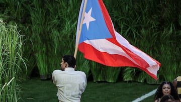 El músico puertorriqueño Bad Bunny sostiene la bandera puertorriqueña mientras actúa durante el espectáculo del descanso de la Super Bowl LX de Apple Music en el Levi's Stadium de Santa Clara, California, el 8 de febrero de 2026.
