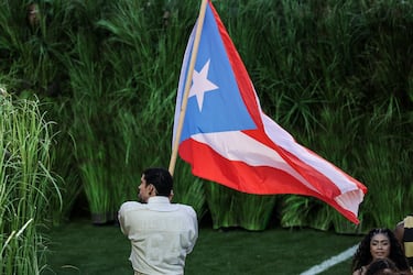 Bad Bunny agita una bandera puertorriqueña en un claro mensaje reivindicativo de su tierra, su autodeterminación y su cultura contra la gentrificación y el dominio estadounidense.