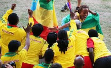 Meseret Defar celebra su medalla de oro en los 5000 metros.