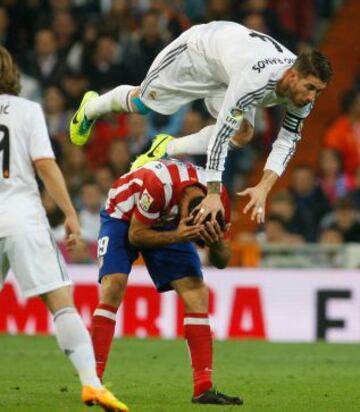 Sergio Ramos salta por encima de Diego Costa.