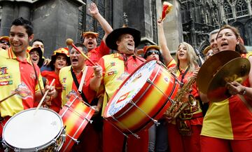 Manolo con los aficionados espa?oles en Viena durante la Eurocopa de 2008.