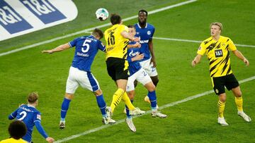 Dortmund (Germany), 24/10/2020.- Dortmund's Mats Hummels (C) scores the 3-0 lead during the German Bundesliga soccer match between Borussia Dortmund and FC Schalke 04 in Dortmund, Germany, 24 October 2020. (Alemania, Rusia) EFE/EPA/LEON KUEGELER / PO