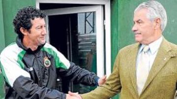 <b>DESPEDIDA. </b>Presidente y entrenador, ayer, tras la reunión.