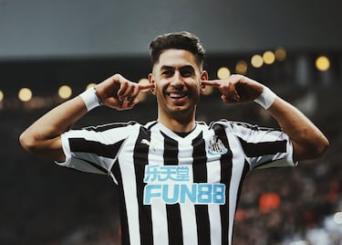 El jugador tinerfeño llegó al Newcastle procedente del CD Tenerife en la campaña 2014/15. En su primera temporada en la Premier League consiguió anotar siete goles en 36 partidos. Un año más tarde no consiguió evitar el descenso del club a la Championship. Pese a ello Ayoze contribuyó para el regreso del conjunto inglés a la Premier. Actualmente se encuentra en las filas del Leicester City, el cual pagó 33,40 millones de euros por su fichaje en la temporada 2019/20. 

