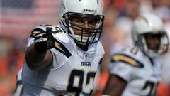 Luis Castillo dominando el centro de la l&iacute;nea de Chargers.