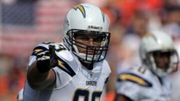 Luis Castillo dominando el centro de la l&iacute;nea de Chargers.