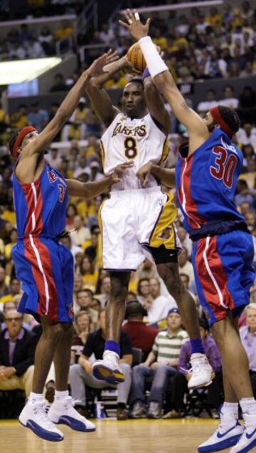 Tres Finales de la NBA (1988, 1989 y 2004) y estilos de juego contrapuestos. Esos fueron los ingredientes para crear otra de las rivalidades hist¨®ricas en la NBA. A pesar de que la 'enemistad' se remonta desde la d¨¦cada de 1950, los momentos m¨¢s intensos llegaron con los duelos por el anillo. La primera fue para Los ?ngeles en un duelo especial entre Isiah Thomas y Magic Johnson que se repiti¨® una a?o despu¨¦s con triunfo para la MoTown. En la ¨²ltima, los Pistons ganaron a todo unos Lakres con Bryant, Shaquille O'Neal, Gary Payton y Karl Malone.