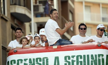 Los jugadores del Elche celebraron con la ciudad su vuelta a la categoría de plata.