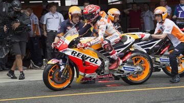 Marc M&aacute;rquez cambiando de moto durante la carrera de Brno.