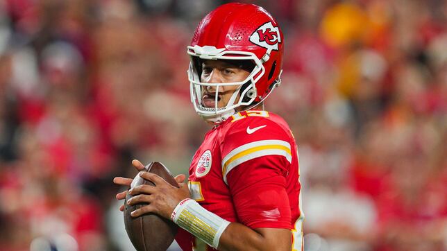 Patrick Mahomes, de los Kansas City Chiefs, se debate entre la neutralidad política y la grandeza deportiva