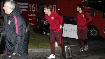 Griezmann y Moreira, llegando ayer al hotel de concentraci&oacute;n del Atleti en Madrid, Eurostars Monte Real.