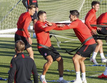 Bromas y buen ambiente en el entrenamiento del Atleti