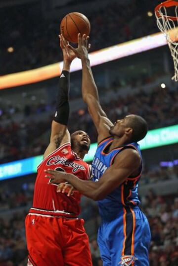 Taj Gibson y Kevin Durant.