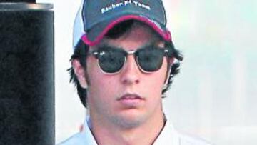 Sergio Pérez a su llegada al circuito.