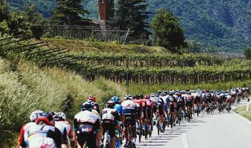 El pelotón en la decimoctava etapa del Giro de Italia 2021. 