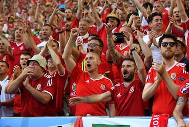 Wales beat Slovakia 2-1 in opening Group B match